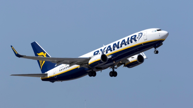 Ryanair сокращает рейсы из-за коронавируса