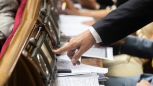 У Раді 7 нардепів та 21 співробітник апарату хворіють на Covid-19