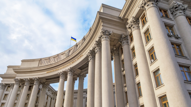 Перший український дипломат заразився коронавірусом за кордоном – МЗС