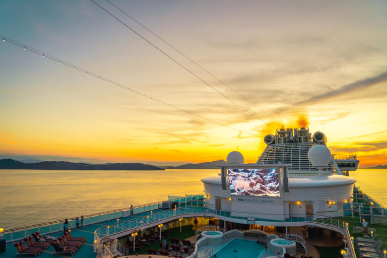 Круїзний лайнер Diamond Princess