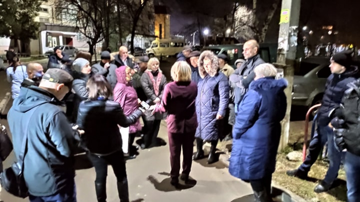 Коронавирус в Черновцах: горожане устроили бунт под домом больного