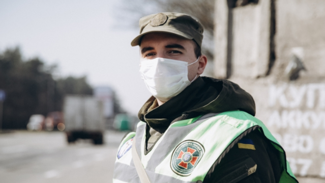 Здорові увірвалися за тестами на Covid-19: лікарню в Києві охороняє Нацгвардія