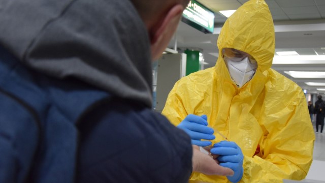 Коронавірус в Україні: як проводять експрес-тест на Covid-19 Як проводять експрес-тест на коронавірус Covid-19 - відео