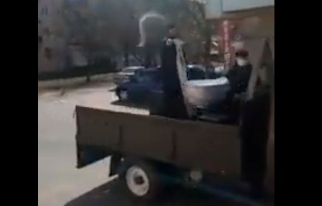 На Закарпатті від коронавірусу вулиці окропили святою водою