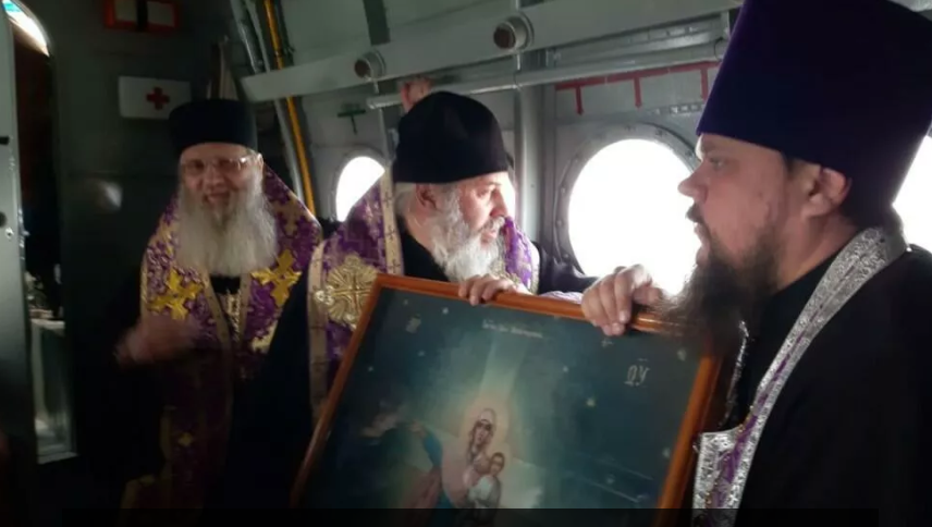З мощами на вертольоті: у Росії єпископи вирішили зцілити коронавірус із неба