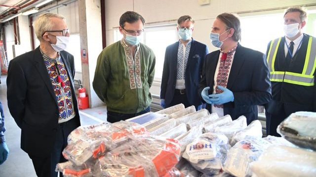 ЄС передав партію масок і термометрів українським медикам