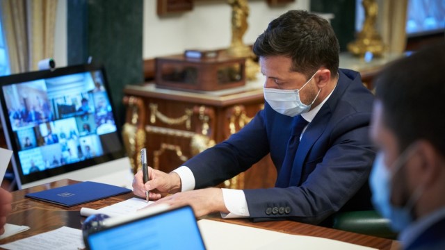 Украина должна одной из первых получить вакцину от Covid-19 — Зеленский