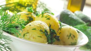 Как варить молодую картошку — два рецепта