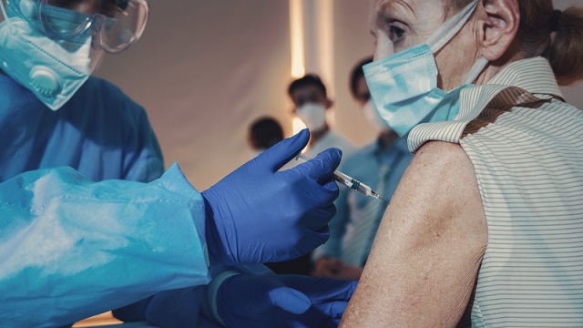 В Іспанії препаратом AstraZeneca вакцинуватимуть людей від 60 років