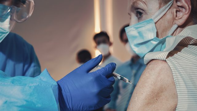 Вакцина проти Covid-19 від Moderna спершу поставлятиметься тільки у США – The Guardian