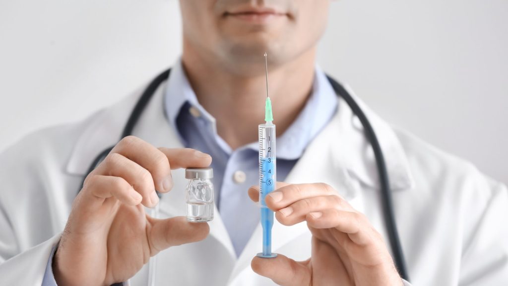 Звідки чекати на вакцину від Covid-19 і кому робитимуть перші ін’єкції