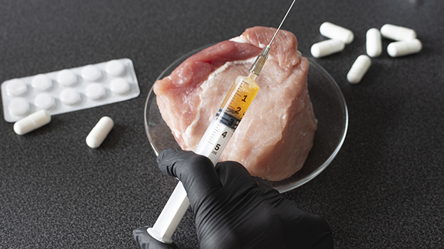 Антибиотики в продуктах питания: где больше всего и зачем химичат с едой