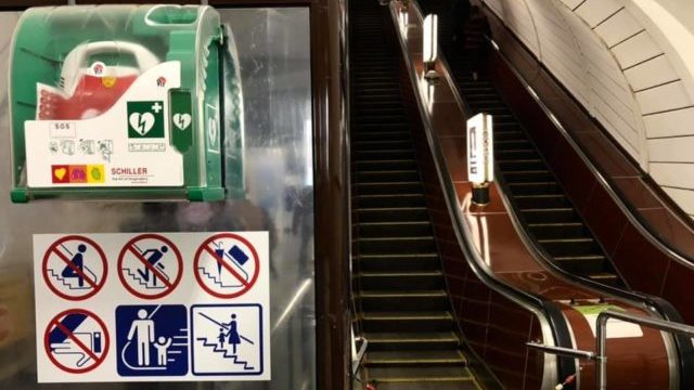 Реанимировал полицейский: в метро Киева с помощью дефибриллятора спасли мужчину