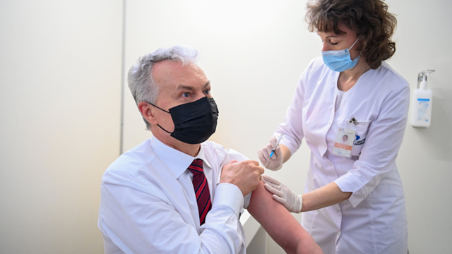 Президент Литвы Науседа публично привился вакциной AstraZeneca
