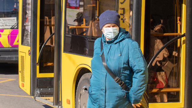 Транспортний колапс та переповнені лікарні. Як минув тиждень локдауну в Києві