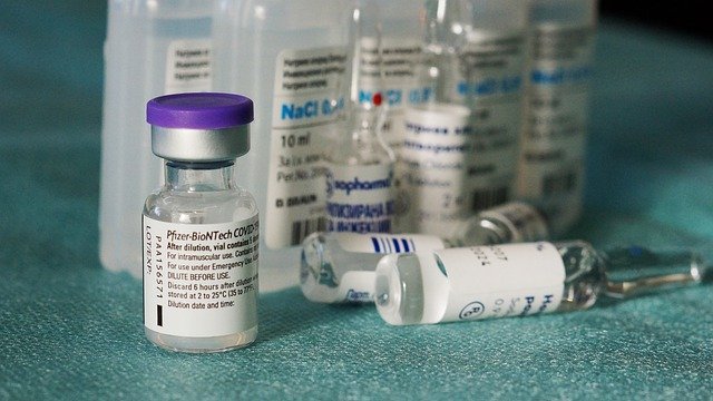 Pfizer и Moderna повысили цены на свои вакцины для ЕС: контракты уже пересмотрены