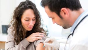 Укол в разные руки: в Минздраве разрешили вакцинироваться от Covid-19 и гриппа в один день