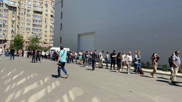 МОЗ пропонує попередній запис на вакцинацію до МВЦ через Helsi.me