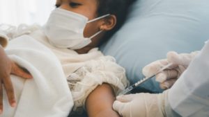 Вакцинация детей 5-11 лет: FDA считает, что преимуществ вакцины Pfizer больше, чем рисков