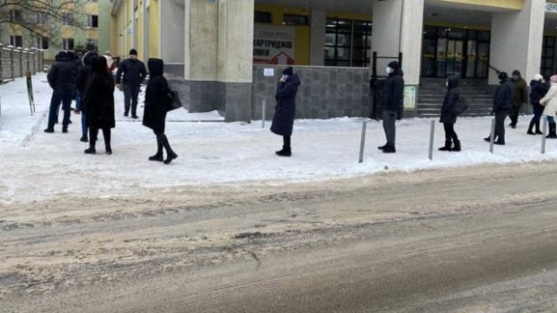 У Рівному люди годинами стоять у чергах, щоб здати ПЛР-тест