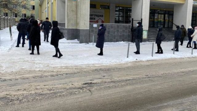 У Рівному люди годинами стоять у чергах, щоб здати ПЛР-тест