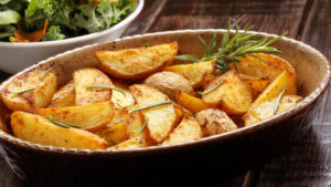 Вкусный и простой гарнир: картофель по-селянски
