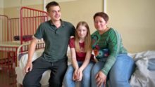 ”Мама погибла, брата посекло осколками, а у меня испуг”. История девочки, выжившей после удара по Чаплино львыв