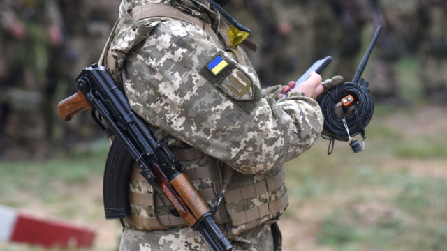 військові