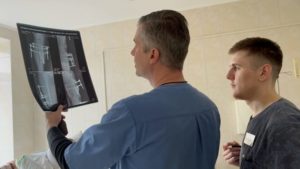 Мечтает обуть туфли на каблуке: во Львове лечат девушку, у которой одна нога короче другой