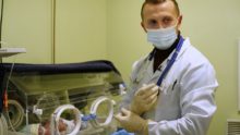 Перші вибухи у лютому не завадили виїхати до недоношеного немовляти. Історія лікаря Юрія Юрій Мінчук