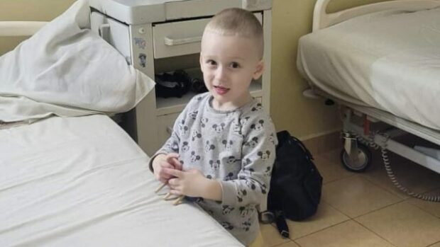 Видаляли зі шлунка під загальним наркозом: в Ужгороді трирічна дитина випадково проковтнула батарейку