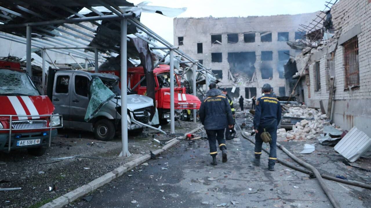 Нічна атака на Дніпро: пораненого рятувальника оперують, ще двоє постраждалих – у лікарні
