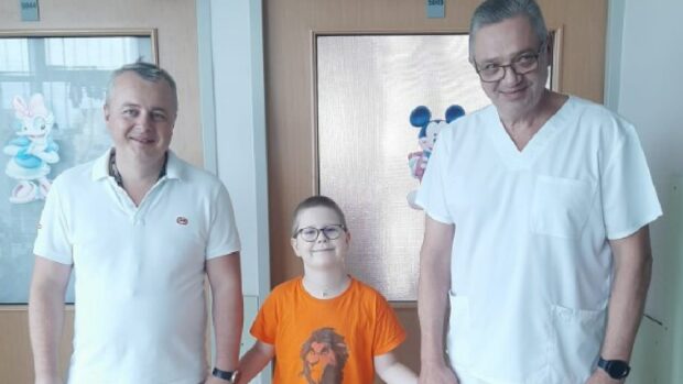 маленький пацієнт з лікарями