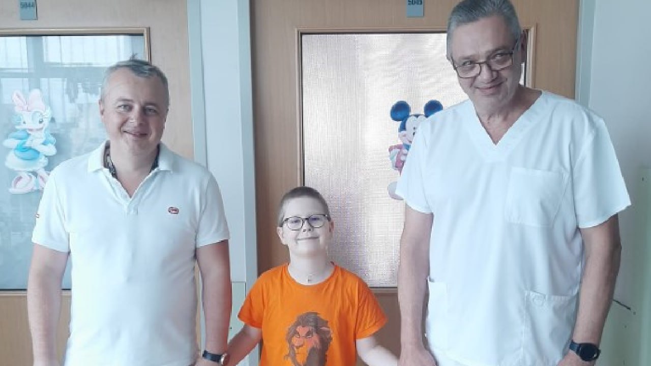 маленький пацієнт з лікарями