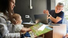 Однорічний Остап почув перші звуки в своєму житті: у Львові малюку встановили кохлеарний імплант малюк з мамою і лікарем
