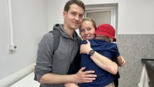 Теперь будет и зрение, и мама с папой: в Охматдете Львова прооперировали воспитанника детдома с птозом батьки й дитина