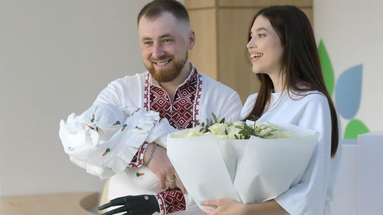 чоловік з біонічною рукою