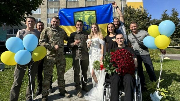 Підтримати друга: закохана пара влаштувала весілля в реабілітаційному центрі