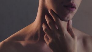 Что делать, когда болит горло и больно глотать: объясняет врач