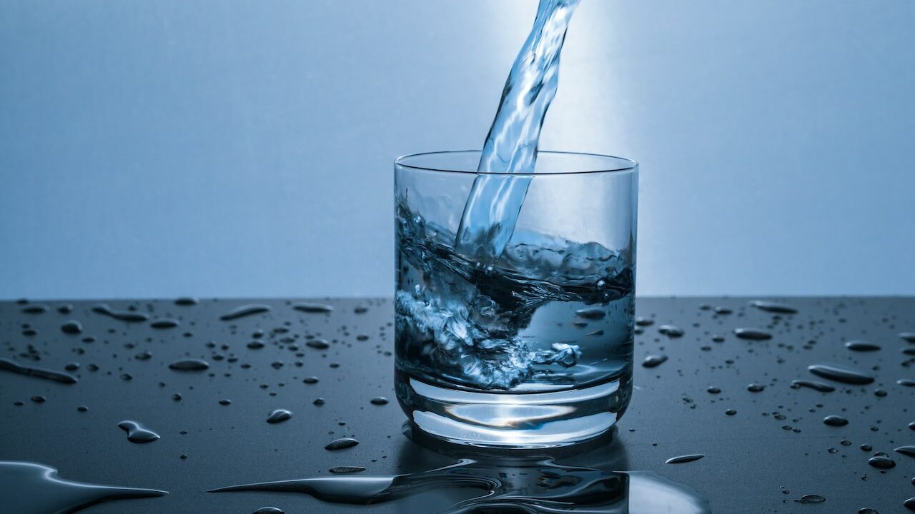 вода
