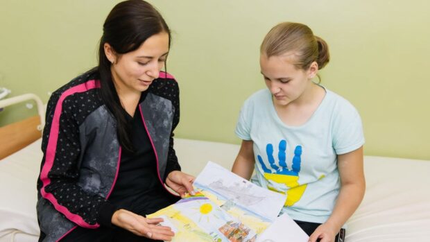 Пластика, що нагадує сузір’я: у Львові лікують дівчинку з рубцями від опіків