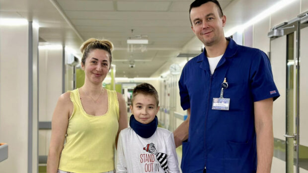 пацієнт з мамою і лікарем