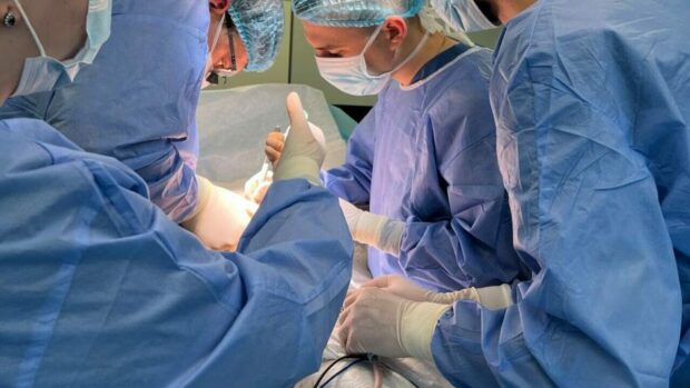 Сохранить сразу две жизни: во Львове пересадили две почки от одной донора