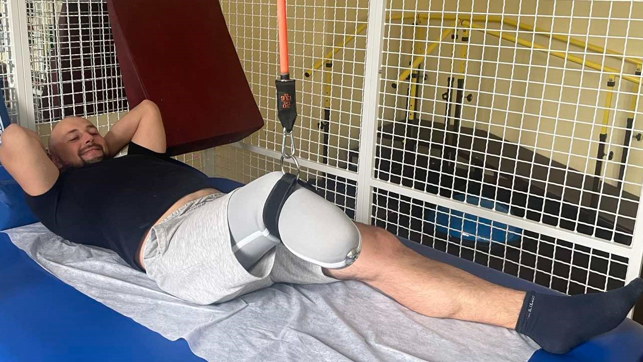 Вчиться ходити після ампутації: у Львові готують до протезування чоловіка після онкології
