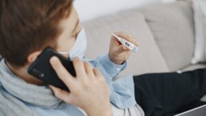 Чи можна парити ноги за температури – відповіла лікар