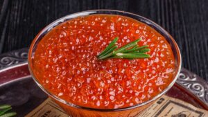 Самый удачный рецепт красной икры к праздничному столу: как ее сделать в домашних условиях