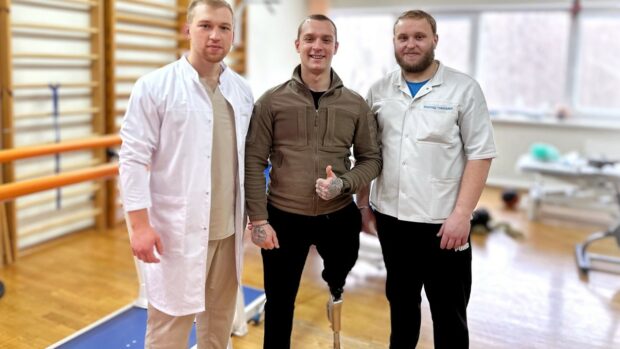 Вчиться танцювати після втрати кінцівки: у Феофанії виписали бійця після 28 днів реанімації