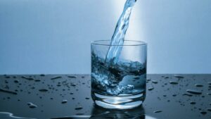 Лікарка розповіла, як та коли правильно пити воду