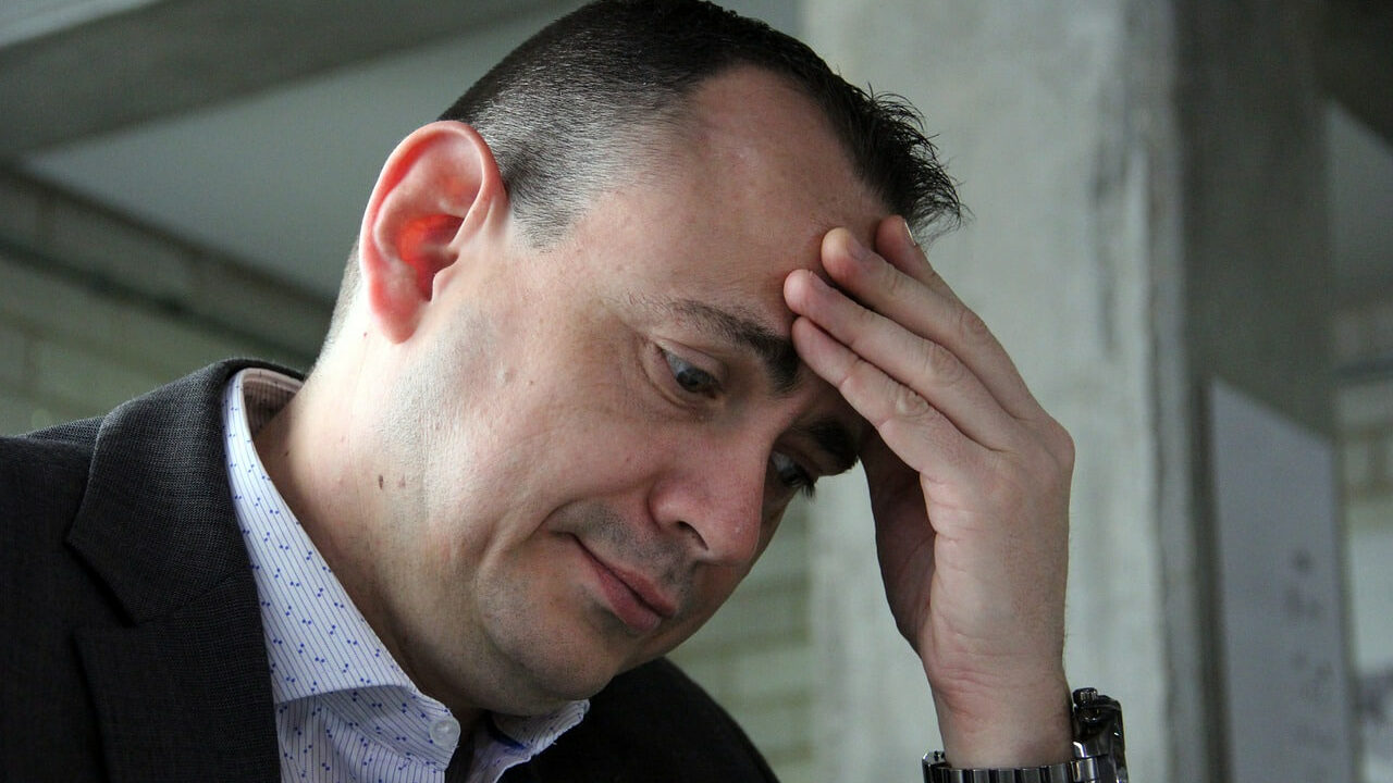 чоловік, сумний