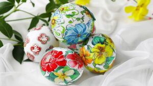 Декупаж великодніх яєць серветками